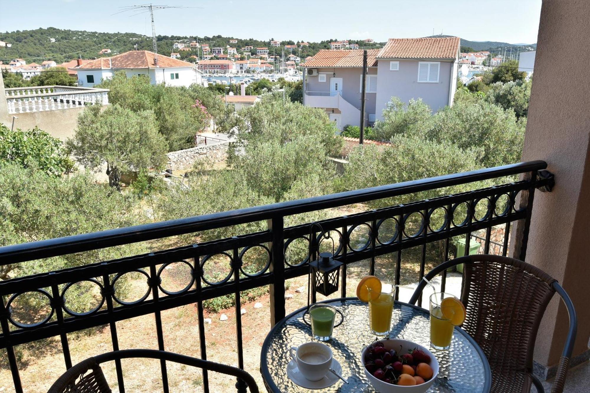 Apartmani Natasa Nino Jezera, Murter Zimmer foto